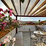 Gorgeous 8 Bedroom House W/ Pool In The Old City