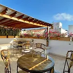 Gorgeous 8 Bedroom House W/ Pool In The Old City