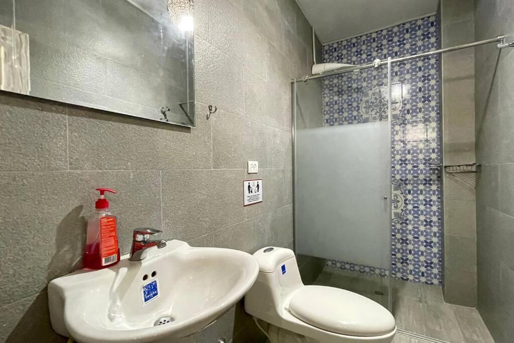 Gorgeous 8 Bedroom House W/ Pool In The Old City