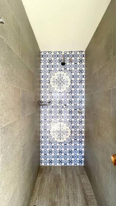 Gorgeous 8 Bedroom House W/ Pool In The Old City