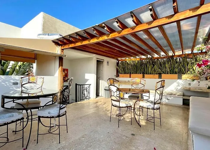 Gorgeous 8 Bedroom House W/ Pool In The Old City