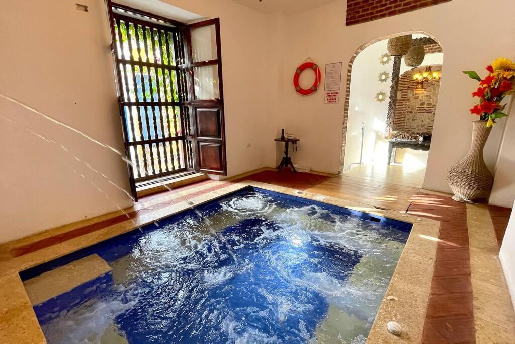 Gorgeous 8 Bedroom House W/ Pool In The Old City *